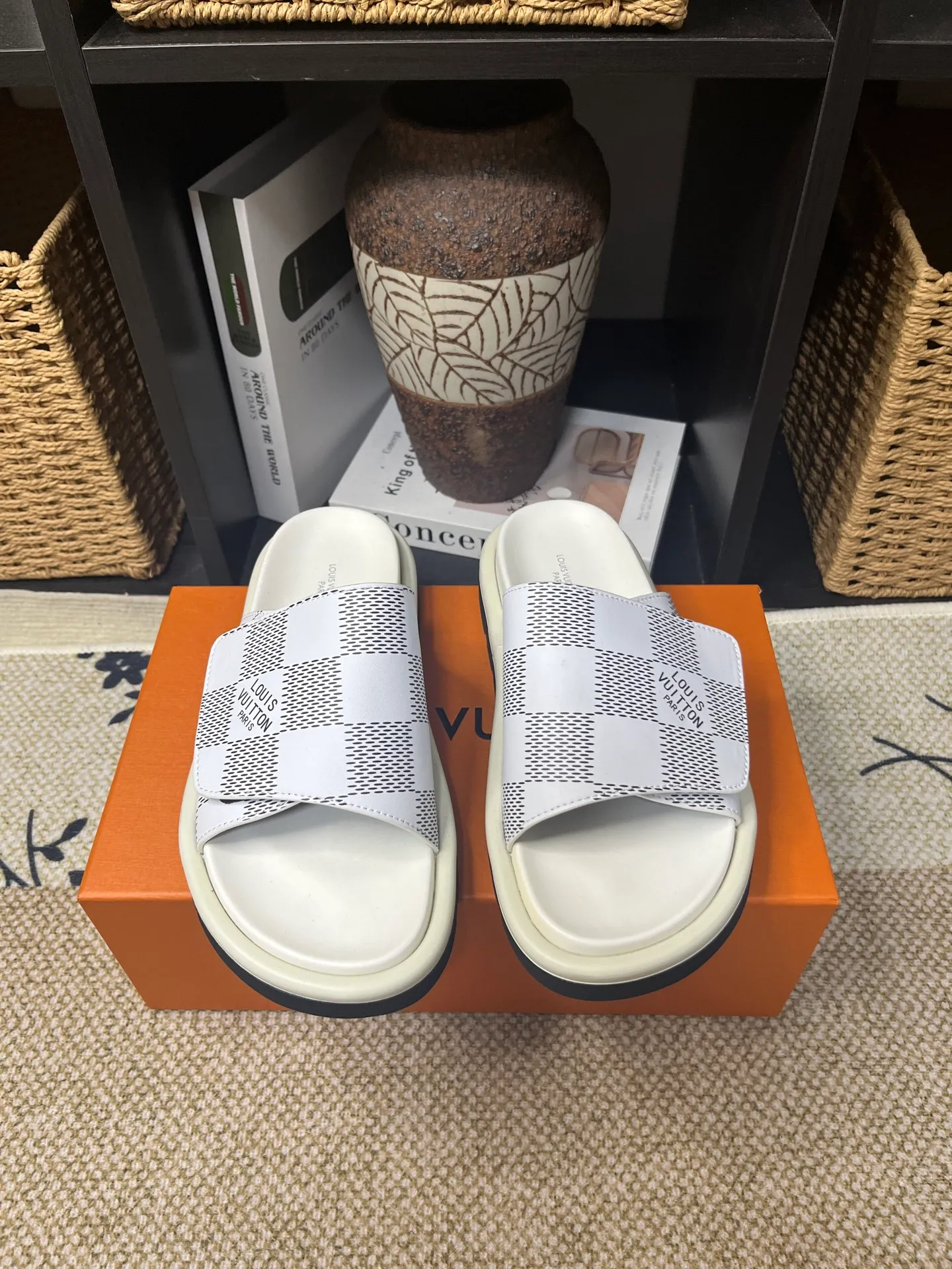 P340 [New Style] [LOUIS VUITTON] Louis Vuitton, LV printing, men's and women's slippers are now on the market, packed in drawer boxes with cloth bags and cards, the upper pattern looks very soft and waxy, and is a super versatile leg slimming tool. Fabric: imported denim/canvas/old fabric, LV hardware LOGO, official website pattern printing, comfortable to wear, feet: high-elastic PU water table. Sole: foam sole, heel height: about 5cm. Code number: 35-46, 35, 45, 46 are custom-made and non-returnable. Color: multiple colors and styles available.